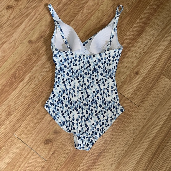 Nip Tuck Petal Plunge Monica One Piece Swimsuit Size 8 - Picture 6 of 7